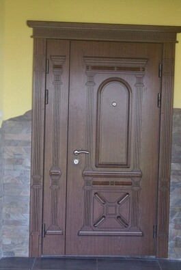 Парадная дверь с массивом с резьбой и боковой фрамугой