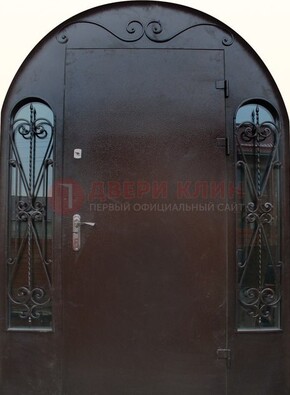 Арочная дверь со стеклом и ковкой ДА-16 под старину в Тамбове