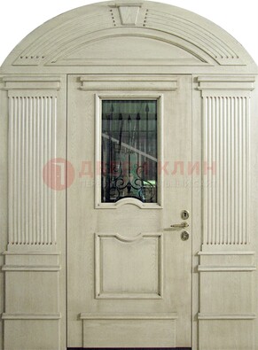 Белая входная дверь массив со стеклом и ковкой ДА-49 в Тамбове