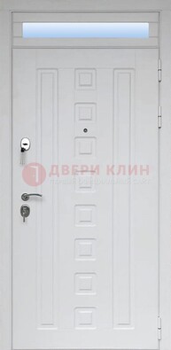 Белая металлическая дверь с фрамугой для коттеджа ДФГ-21 в Тамбове