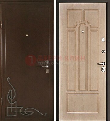 Квартирная коричневая железная дверь с ковкой ДК-19 в Тамбове