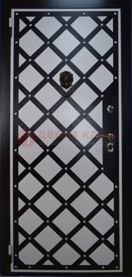 Стальная дверь с ковкой и порошковым окрасом ДК-8 для квартиры в Тамбове