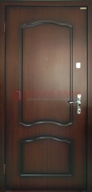Коричневая стальная дверь с МДФ ДМ-138 для квартиры в Тамбове