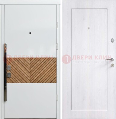 Белая железная дверь МДФ горизонтальной вставкой ДМ-265 в Тамбове
