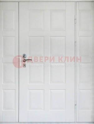 Белая входная дверь для коттеджа с МДФ ДМ-536 в Тамбове