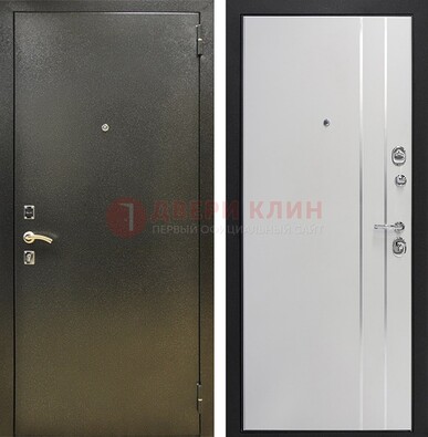 Железная темная дверь с порошковым покрытием и белая МДФ с молдингами  ДП-296 в Тамбове