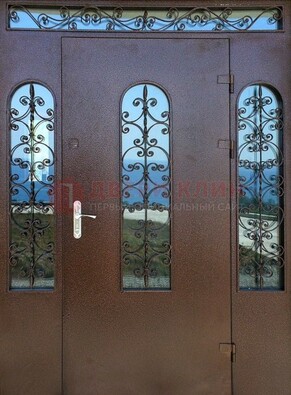 Железная парадная дверь со стеклом и ковкой ДПР-16 для общественных зданий в Тамбове