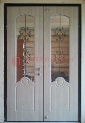 Парадная дверь со стеклянными вставками и ковкой ДПР-23 в деревянный дом в Тамбове
