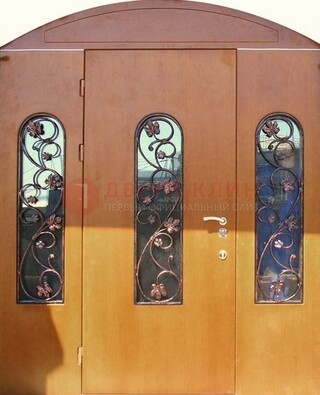 Парадная дверь со стеклянными вставками и ковкой ДПР-28 в общественное здание в Тамбове