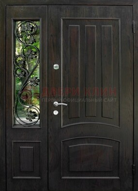Парадная дверь со стеклянными вставками и ковкой ДПР-31 в кирпичный дом в Тамбове