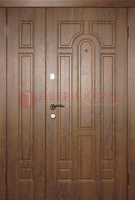 Двухстворчатая коричневая парадная дверь ДПР-48 в Тамбове