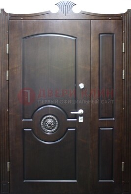 Коричневая парадная дверь с украшением ДПР-52 с утеплением в Тамбове