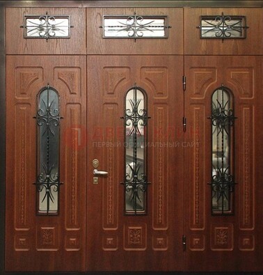Парадная дверь с металлическими вставками и ковкой ДПР-72 в дом в Тамбове