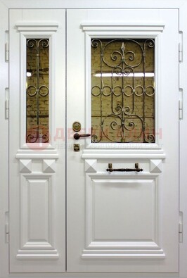 Белая парадная металлическая дверь со стеклом и ковкой ДПР-83 в Тамбове