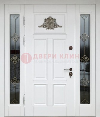Белая входная парадная дверь со стеклом и ковкой ДПР-92 в Тамбове