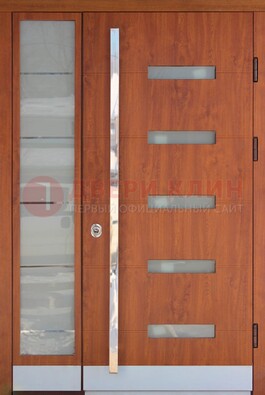 Коричневая металлическая дверь со стеклом ДС-72 в Тамбове
