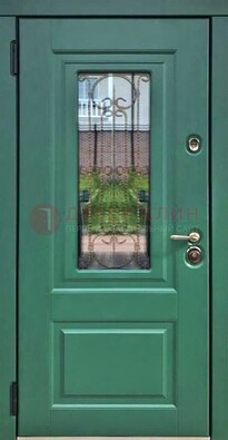 Зеленая металлическая дверь со стеклом и ковкой ДСК-113 в Тамбове