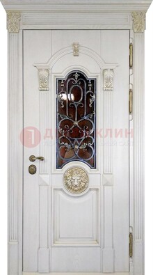 Белая железная дверь со стеклом и ковкой для кирпичного дома ДСК-155 в Тамбове