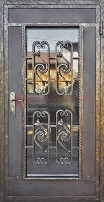 Коричневая наружная дверь порошок со стеклом и ковкой ДСК-160 в Тамбове