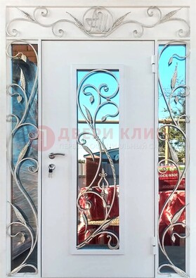 Белая входная дверь порошок со стеклом и ковкой ДСК-165 в Тамбове