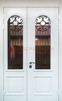 Белая стальная дверь стекло с ковкой и филенкой ДСК-201 в Тамбове