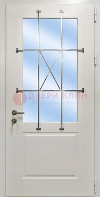 Белая простая железная дверь Винорит со стеклом и ковкой ДСК-257 в Тамбове