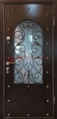 Влагостойкая дверь со стеклом и ковкой с декором ДСК-37 в Брянске