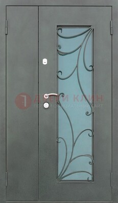 Двухстворчатая железная дверь со стеклом и ковкой ДСК-40 в Тамбове