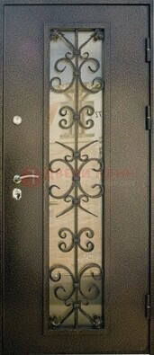 Входная дверь Дверь со стеклом и ковкой черного цвета ДСК-76 для веранды в Тамбове