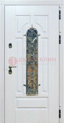 Белая остекленная металлическая дверь с ковкой ДСК-98 в Тамбове