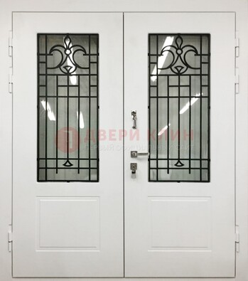 Белая двухстворчатая уличная дверь Винорит со стеклом ДСТ-4 в Тамбове