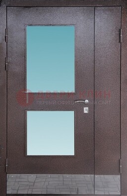 Коричневая тамбурная дверь со стеклянными вставками ДТМ-21 в Тамбове