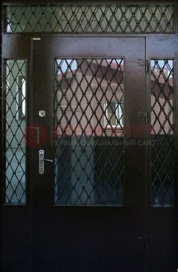 Коричневая тамбурная дверь со стеклянными вставками и ковкой ДТМ-32 в Тамбове