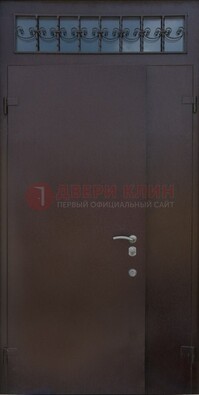 Коричневая тамбурная дверь со стеклянными вставками и ковкой ДТМ-39 в Тамбове