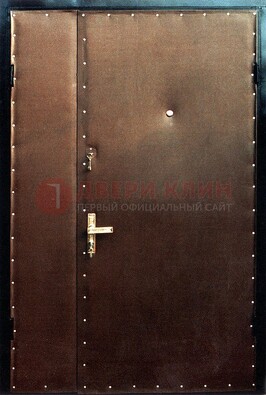 Коричневая тамбурная дверь с оформлением ДТМ-40 в Тамбове