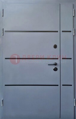 Серая металлическая тамбурная дверь с молдингами ДТМ-42 в Тамбове