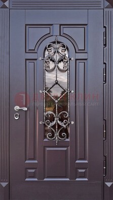 Темная уличная дверь с виноритом и стеклом с ковкой ДВТ-164 в Тамбове