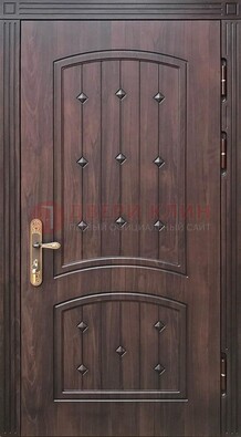 Коричневая уличная дверь с виноритом для дома ДВТ-235 в Тамбове
