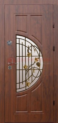 Стальная коричневая дверь с виноритом и ковкой ДВТ-82 в Тамбове