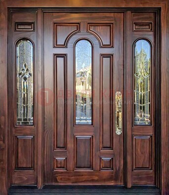 Железная классическая дверь с массивом дуба и витражом ВЖ-18 в Тамбове