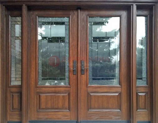 Распашная стальная дверь с массивом с витражом и фрамугами ВЖ-21 в Тамбове