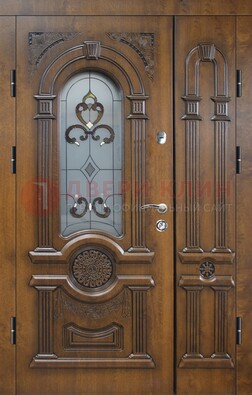Коричневая двухстворчатая железная дверь с МДФ и витражом ВЖ-32 в Тамбове