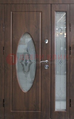Коричневая двухстворчатая железная дверь с МДФ и витражом ВЖ-33 в Тамбове